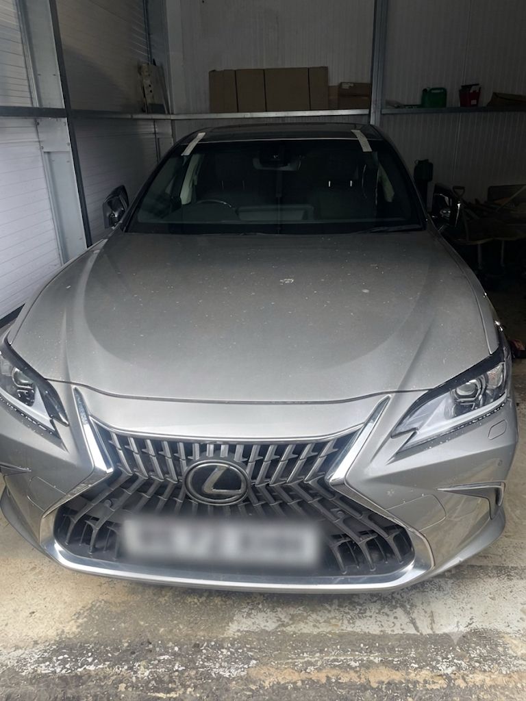 Lexus ES with a new windscreen bonded in place